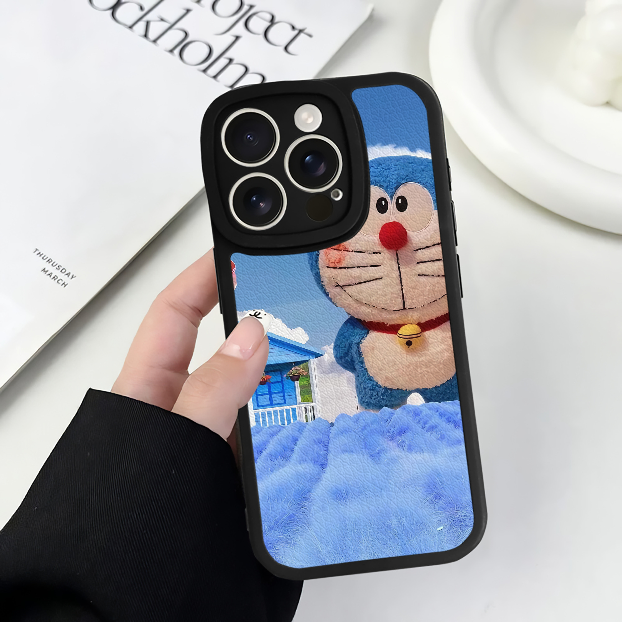 （画像用） ドラえもん Doraemon 【iPhone 16シリーズ対応】シリコンスマホケース（レザー調） 材質：シリコン